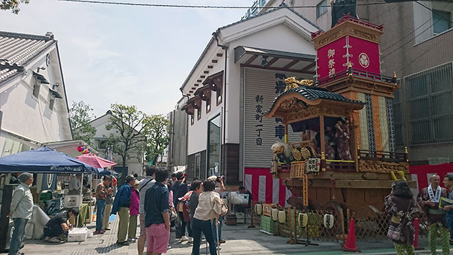 ５月３日に新富町一丁目（榎会囃子連）が小江戸蔵理にて山車の提示とお囃子の実演