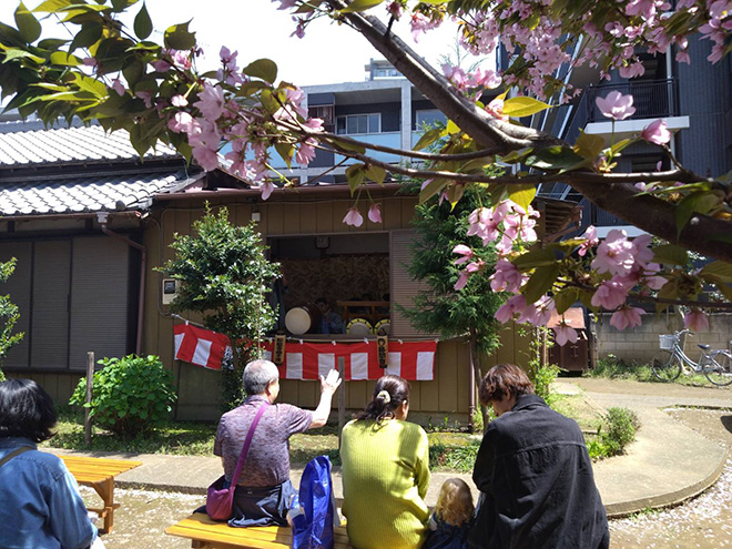 出世稲荷神社祭礼にて松龍会囃子連が囃子を奉納